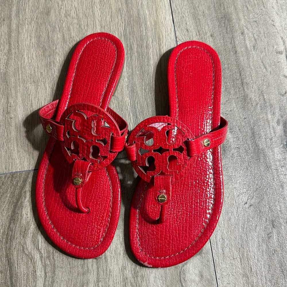 ⭐️⭐️TORY BURCH RED ALLIGATOR-LIKE PATENT MILLER SANDAL IN SIZE 7.5M⭐️⭐️
